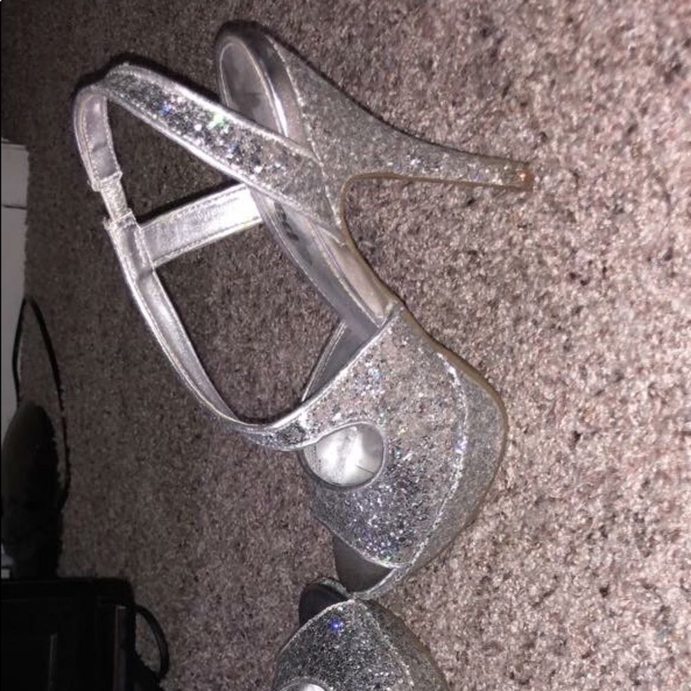 Silver Heels - Picture 2 of 2